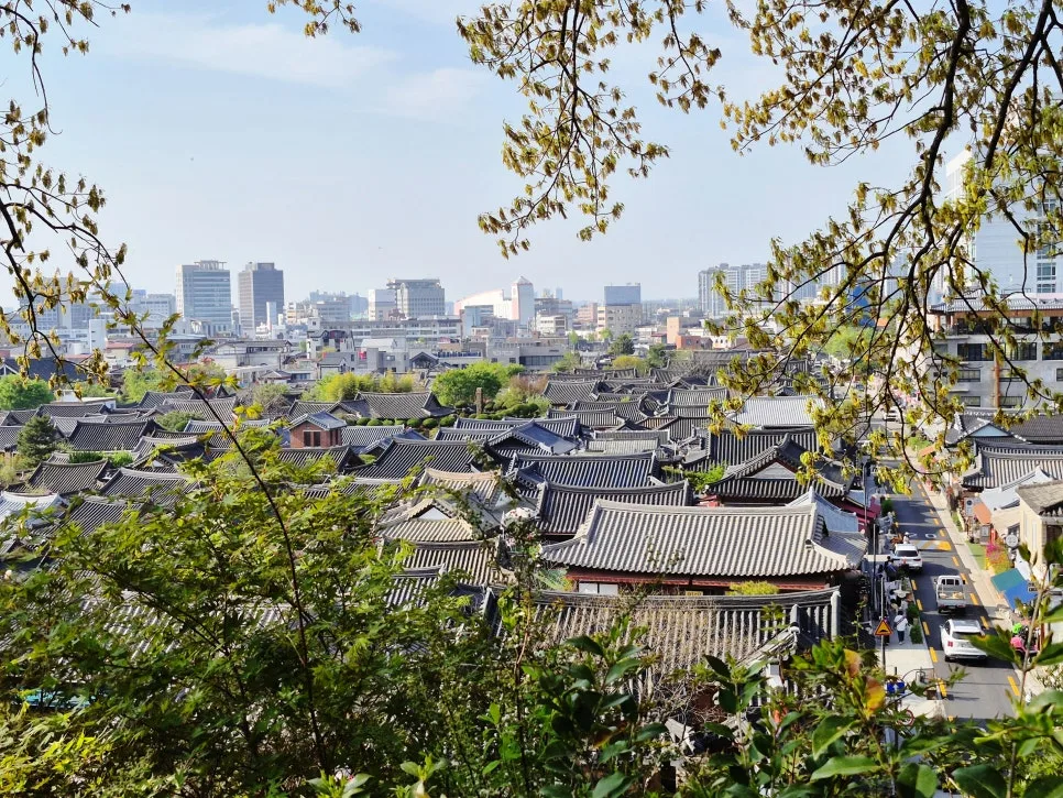 梧木台 — 梧木台付近から望む全州韓屋村の瓦屋根