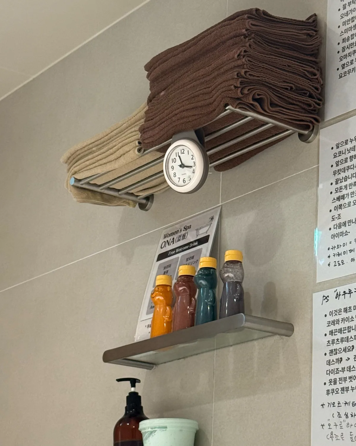 棚に重ねられたタオル