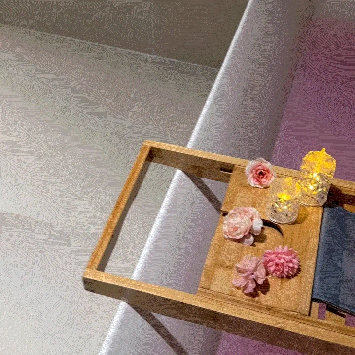 ONA 明洞1号店 — 浴槽の木製トレーと花飾り