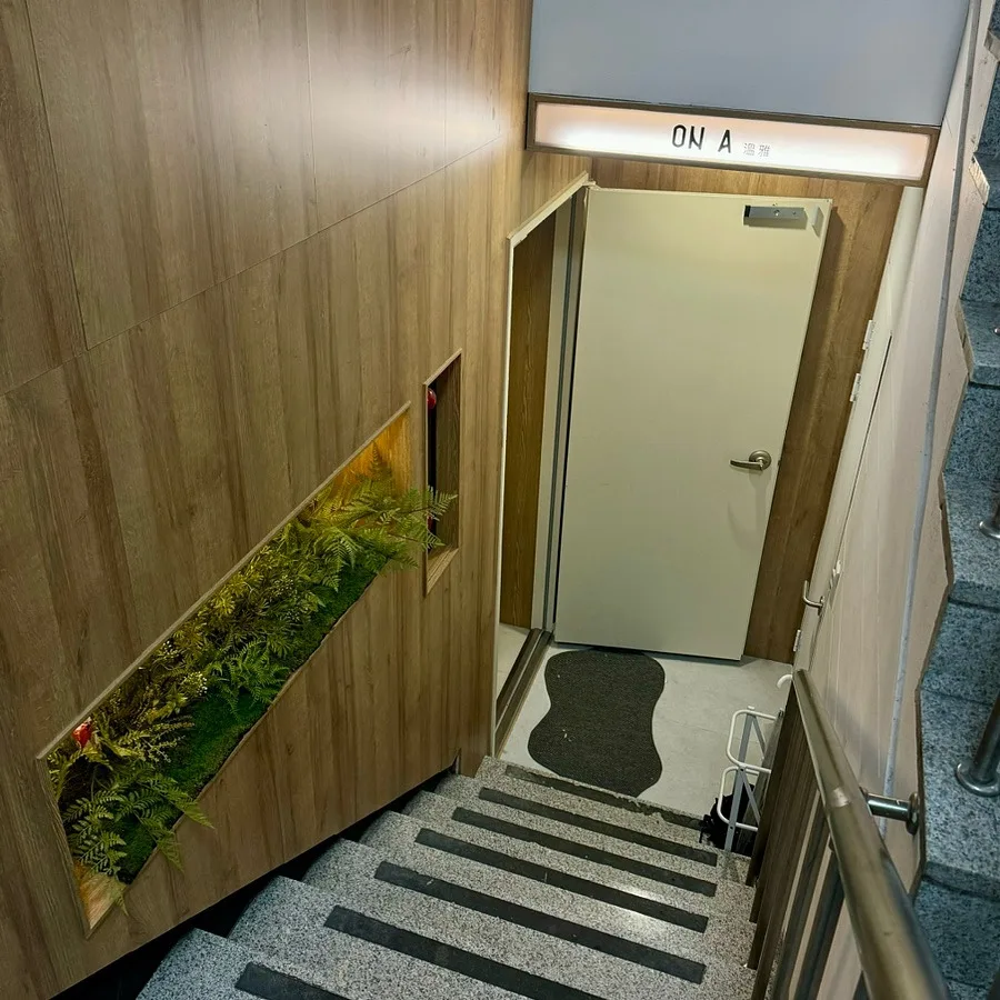 ONA 明洞1号店 — ONAの看板へ続く階段