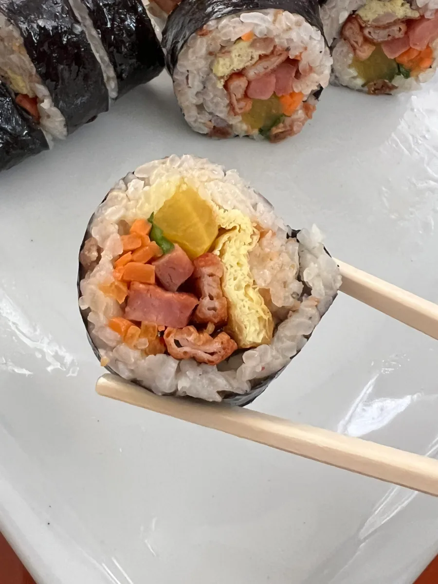 箸で持ち上げたキンパ