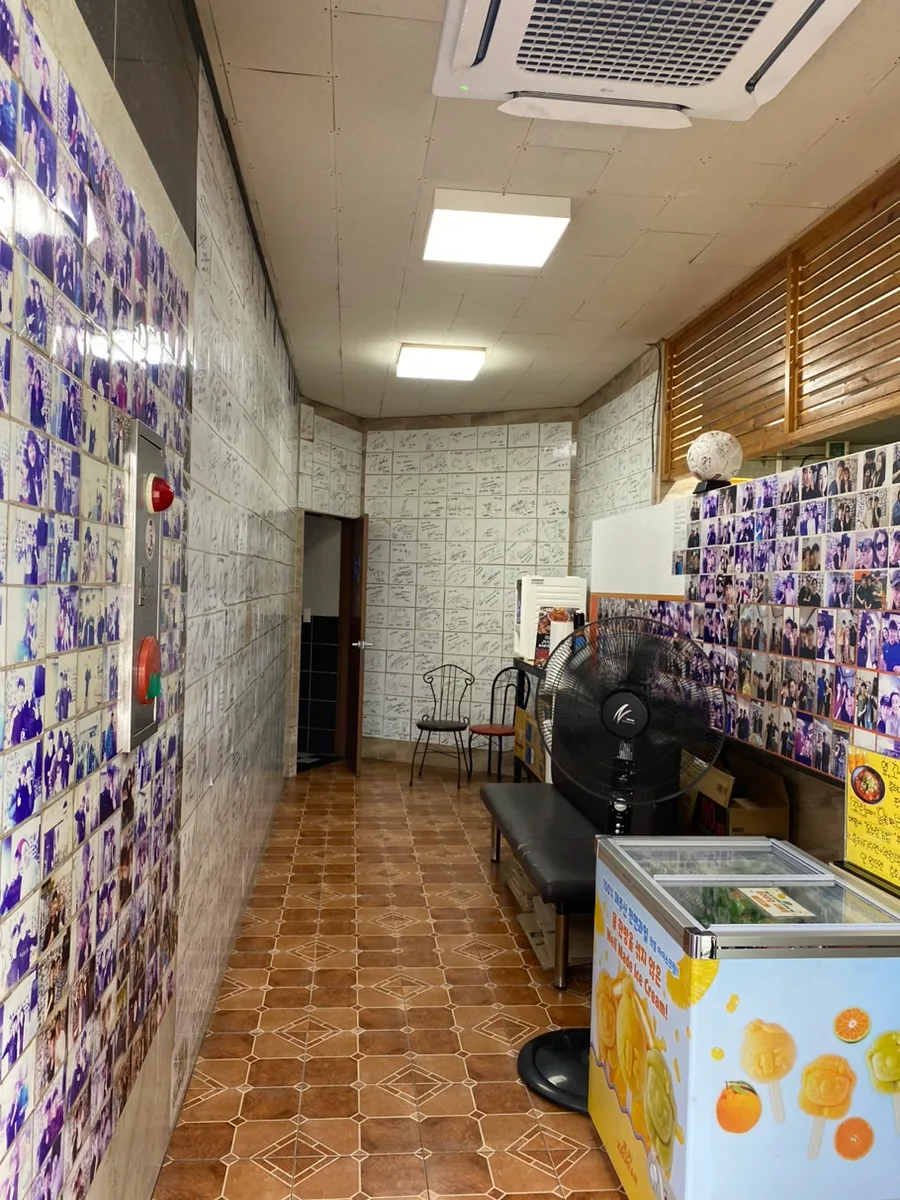 オヌンジョンキンパプ — 写真とサインが並ぶ店内のベンチ