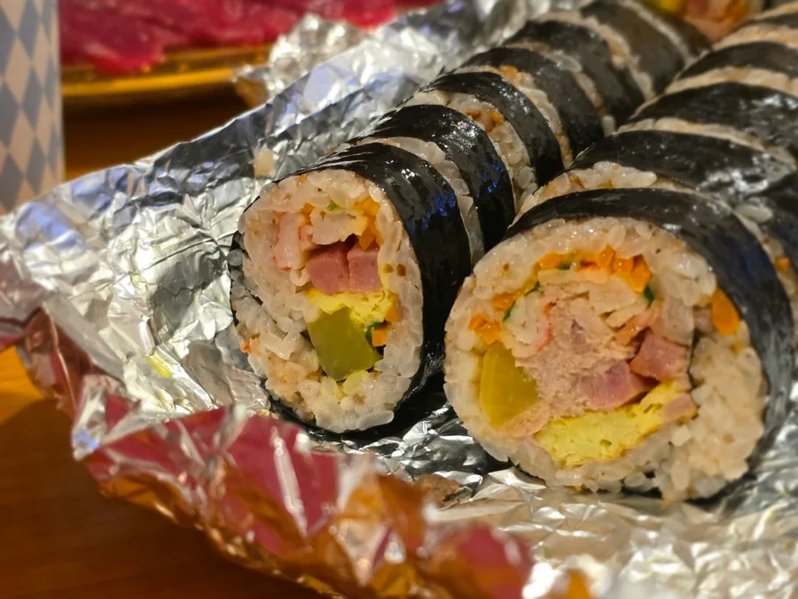 オヌンジョンキンパプ — ツナが詰まったキンパの断面