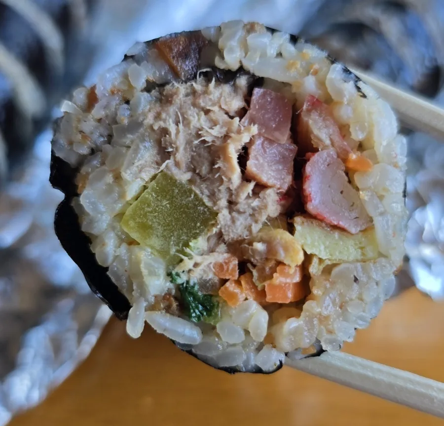 箸でつまんだツナキンパ