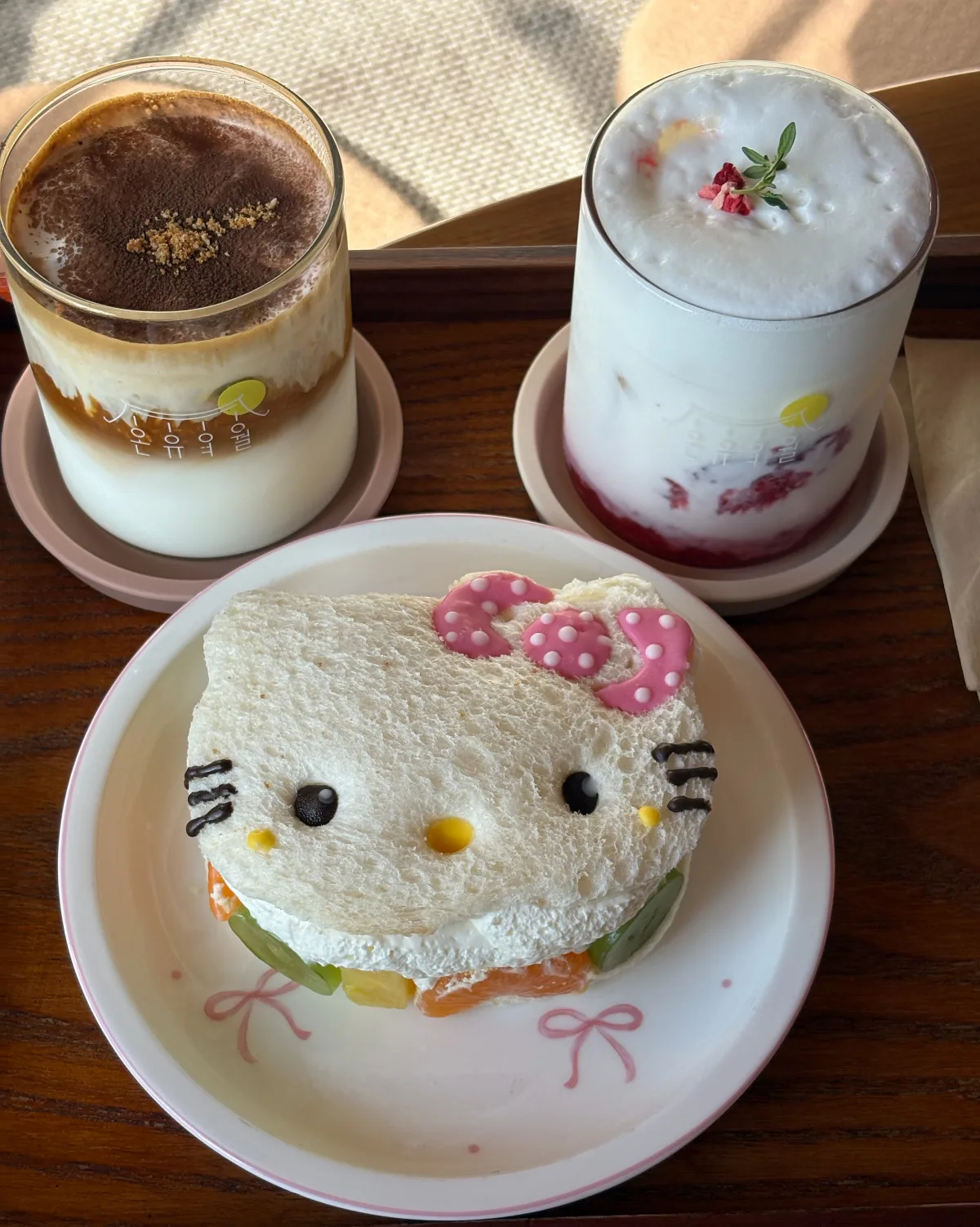 オンユヨウォル 本店 — キティのサンドと2種類のドリンク