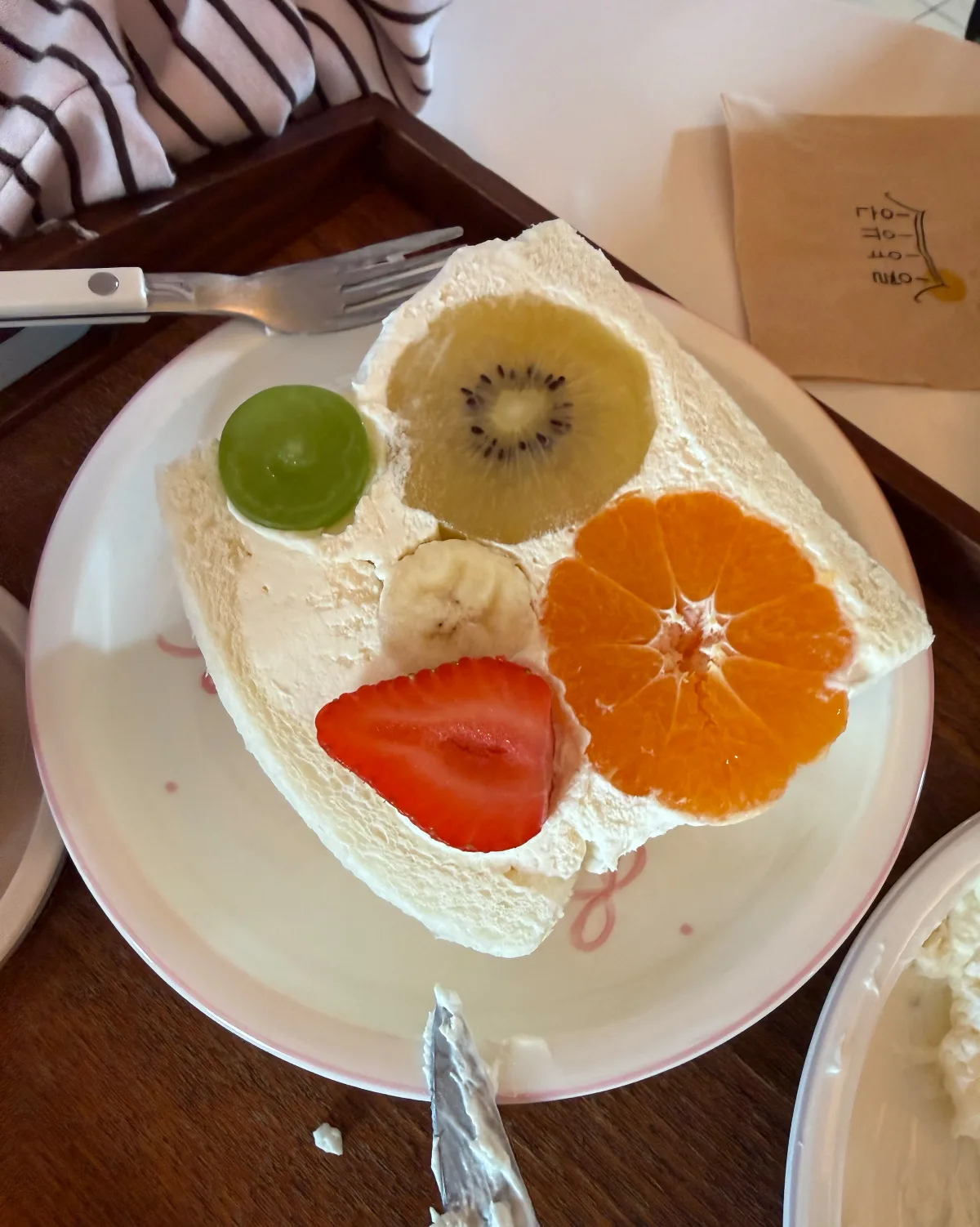 色とりどりの果物が見えるサンド