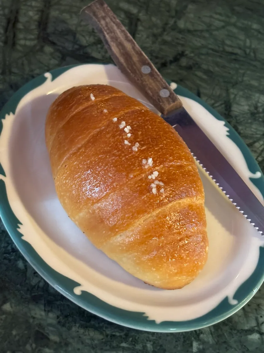皿にのった塩パンとナイフ