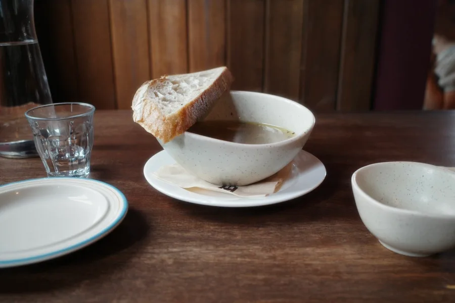 パンを添えた一杯のスープ