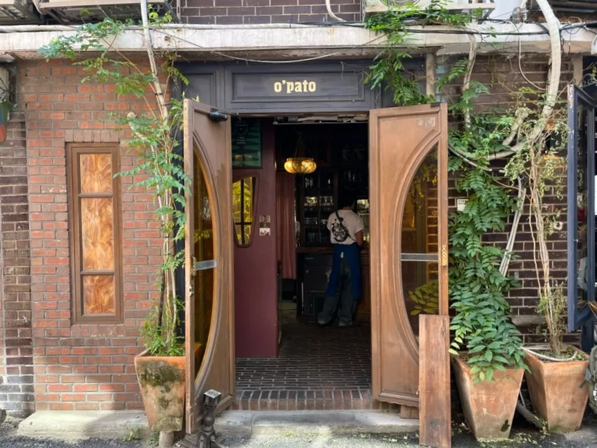 O'pato — 木の扉が開いたO'patoの入口