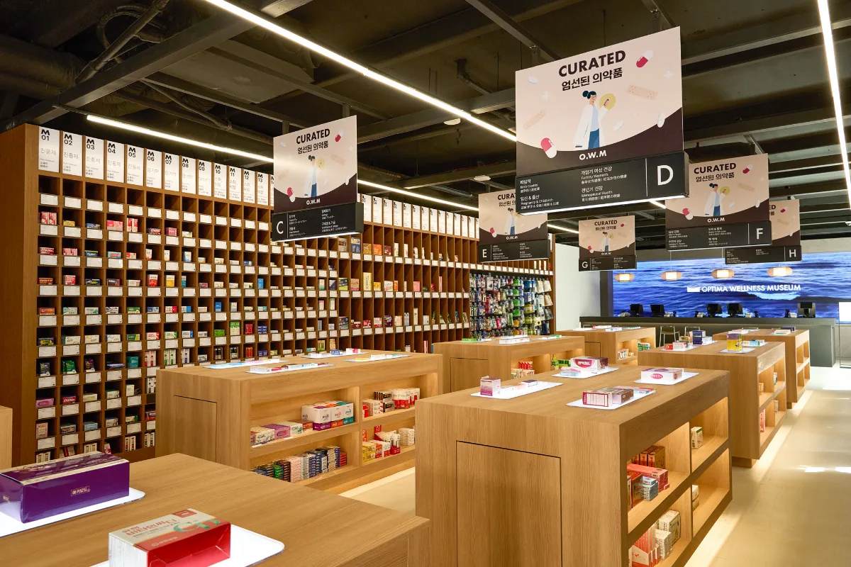 用途別の案内板が下がる薬の売り場