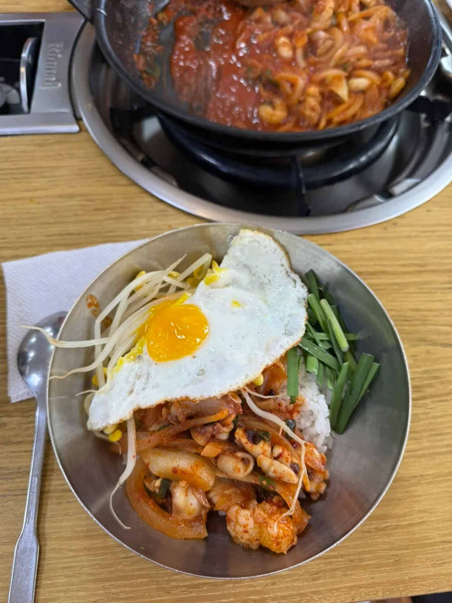 目玉焼きとナムルをのせたご飯