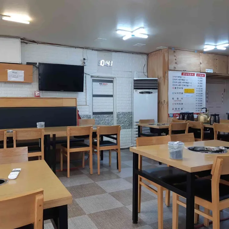 五六島ナッチポックム — 木のテーブルが並ぶ店内
