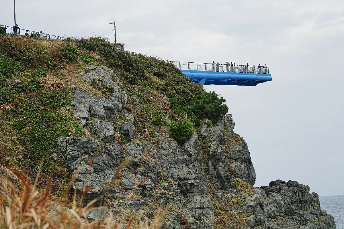 岩の崖に架かる青い展望橋