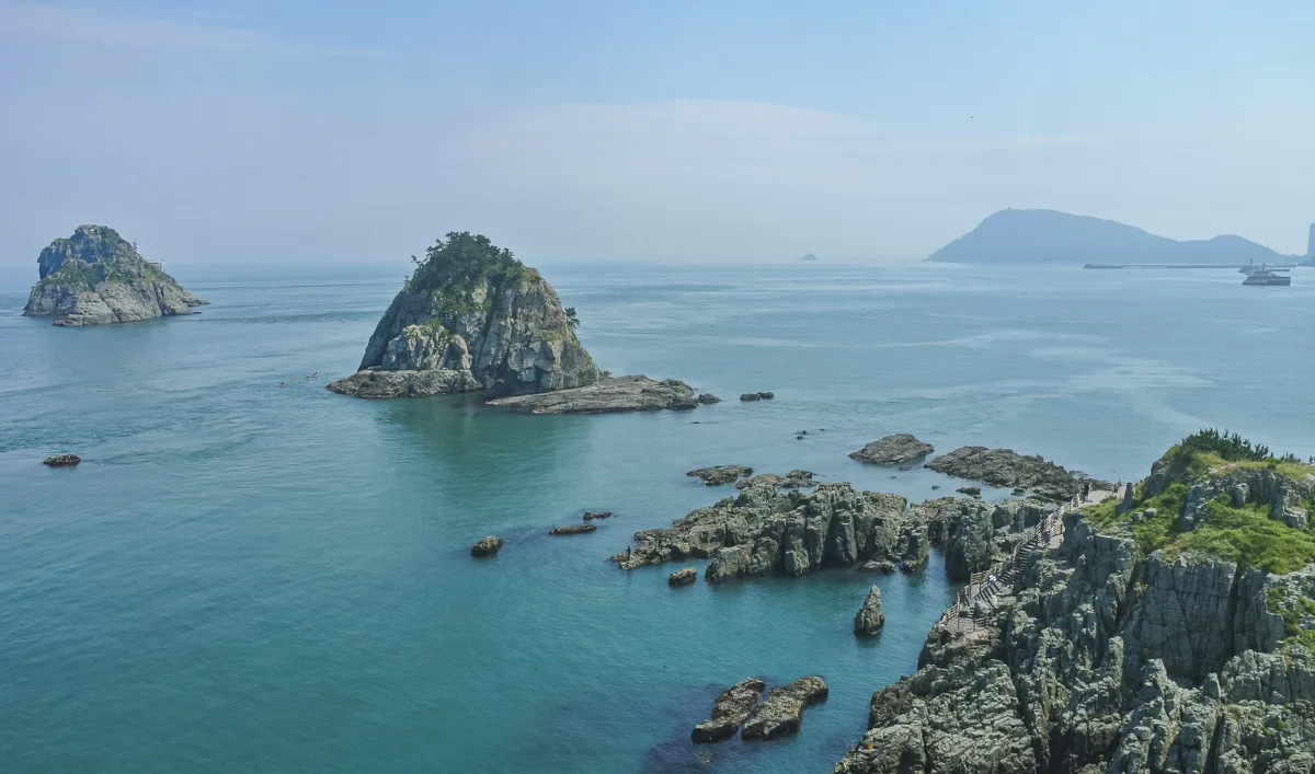 五六島スカイウォーク — 五六島と岩場に広がる青い海