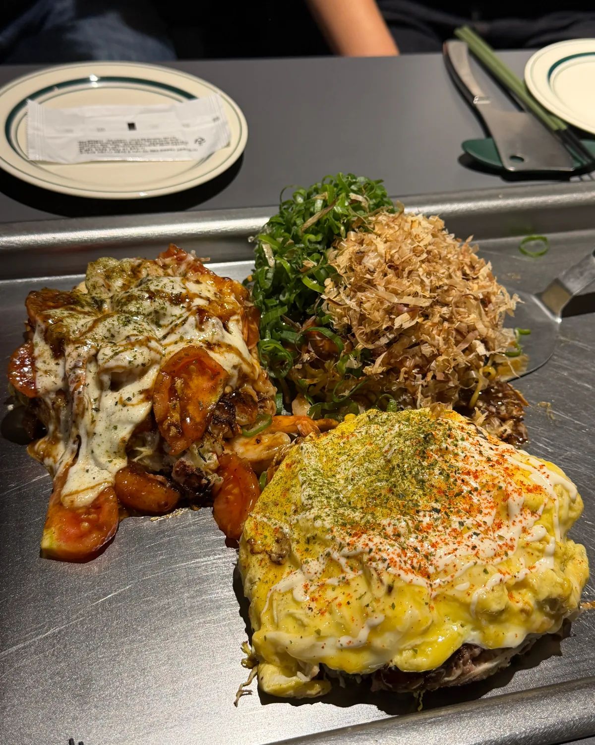 OSHI 望遠本店 — 鉄板に並ぶ三つの料理