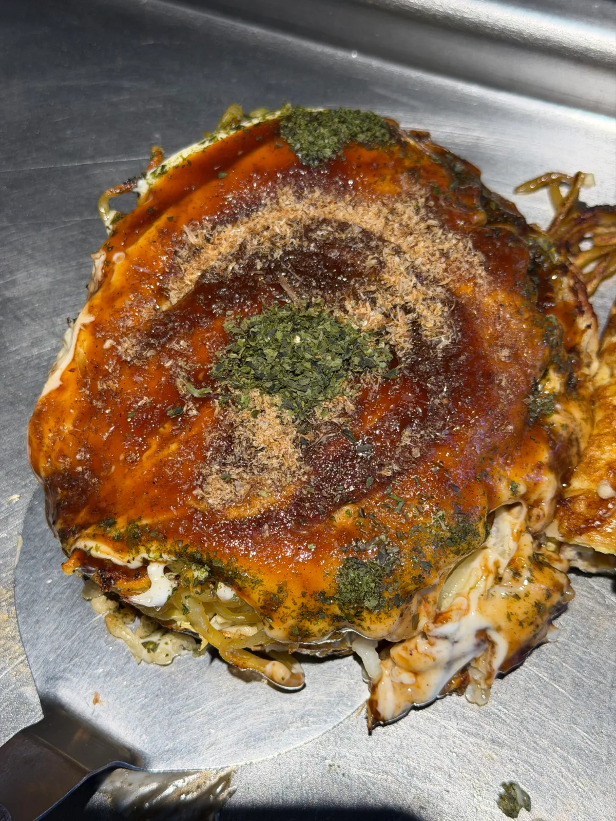 OSHI 望遠本店 — ソースを塗ったお好み焼き