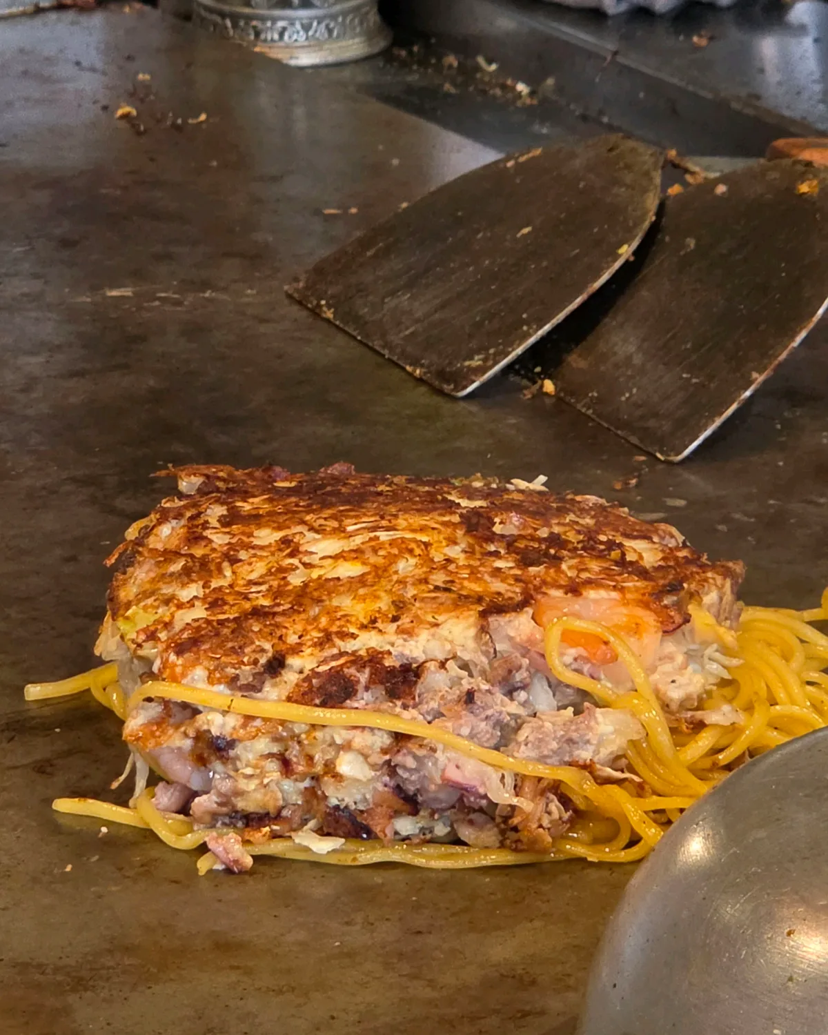 麺を重ねて焼くお好み焼き