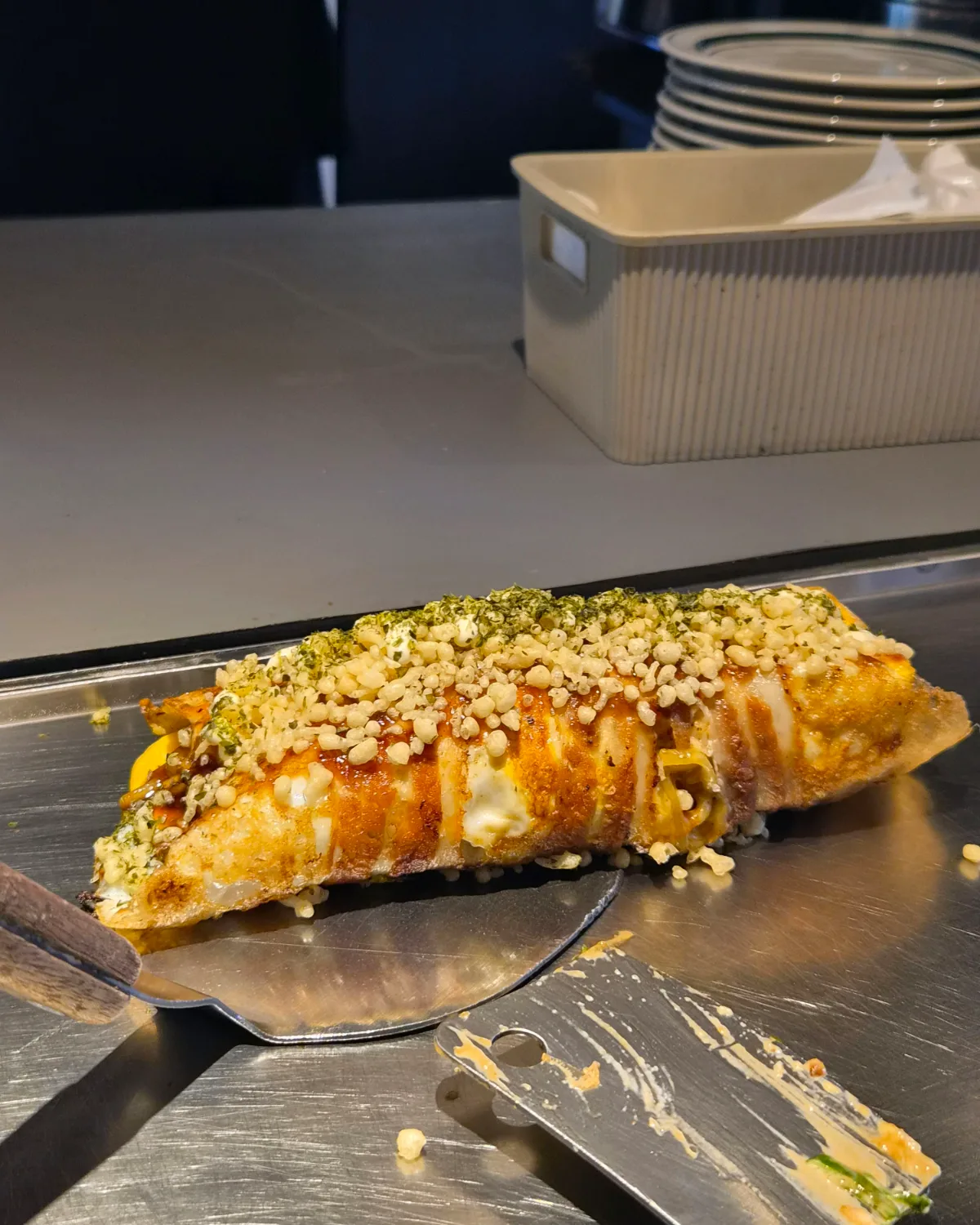 揚げ玉をのせた麺の包み焼き