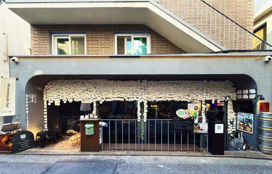 OSHI 望遠本店 — 札が並ぶ店の入口
