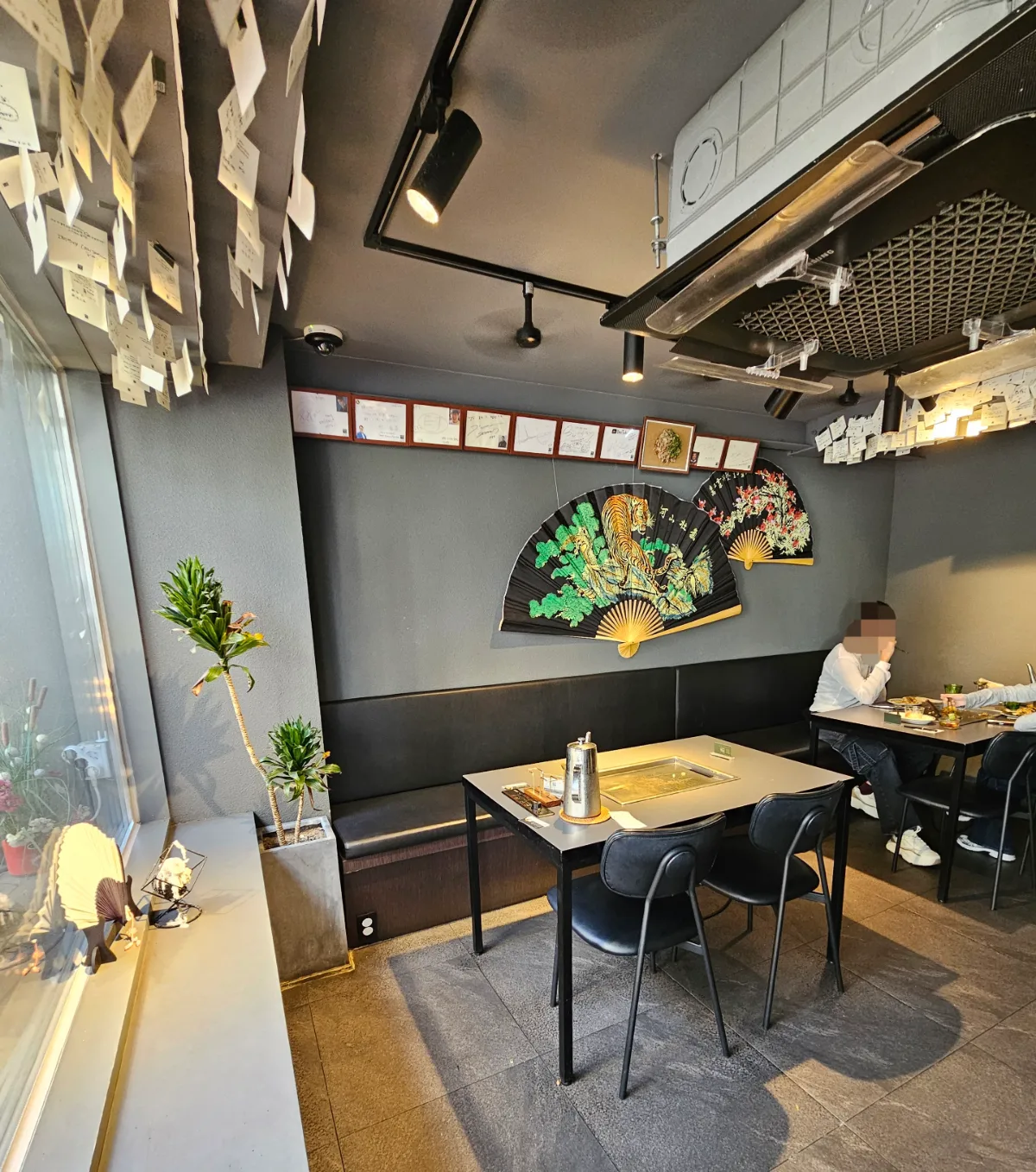 OSHI 望遠本店 — 扇子が飾られたテーブル席