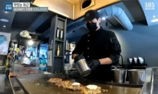鉄板の前でお好み焼きを仕上げるスタッフ(SBS『生放送トゥデイ』より)
