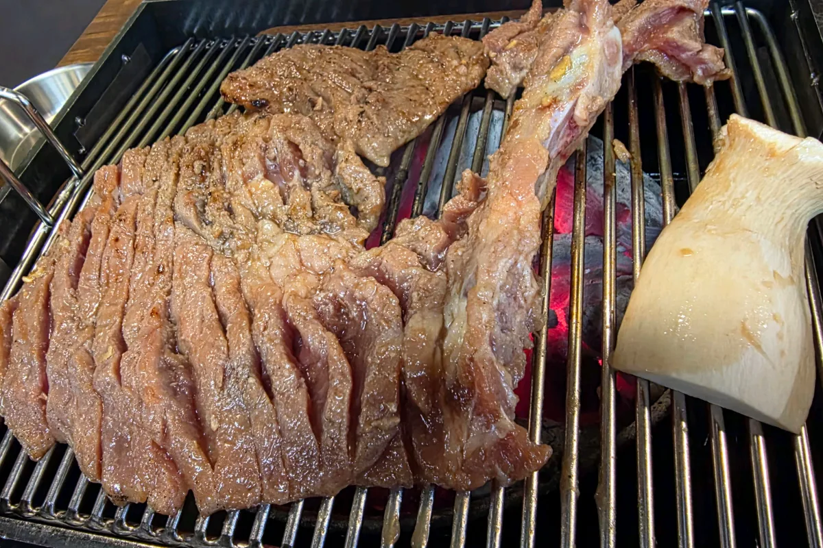 網で焼く豚肉とエリンギ