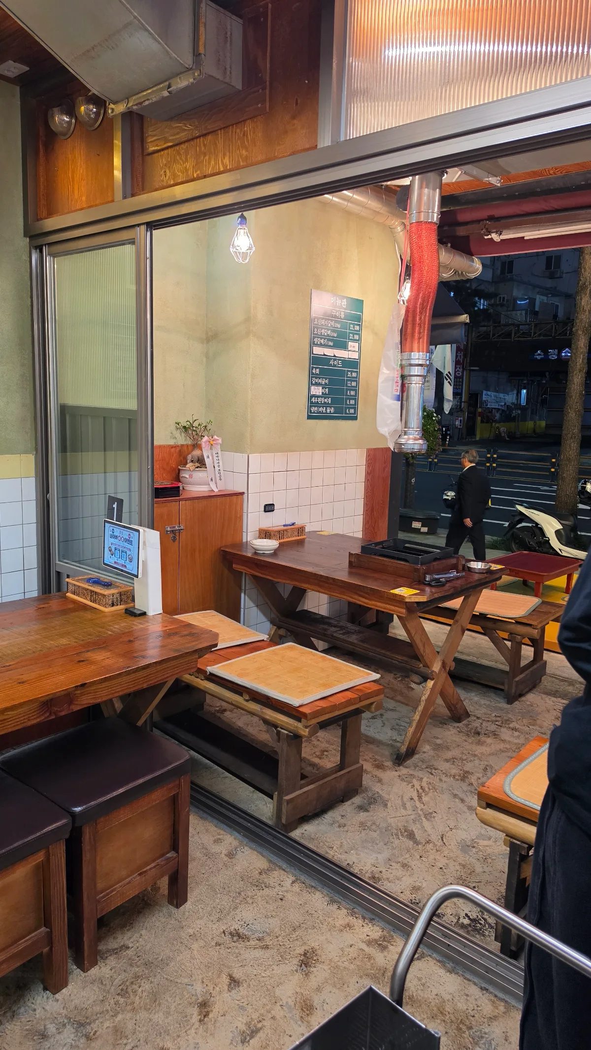 オシンデジカルビ 東大門店 — 木のテーブルが並ぶ客席
