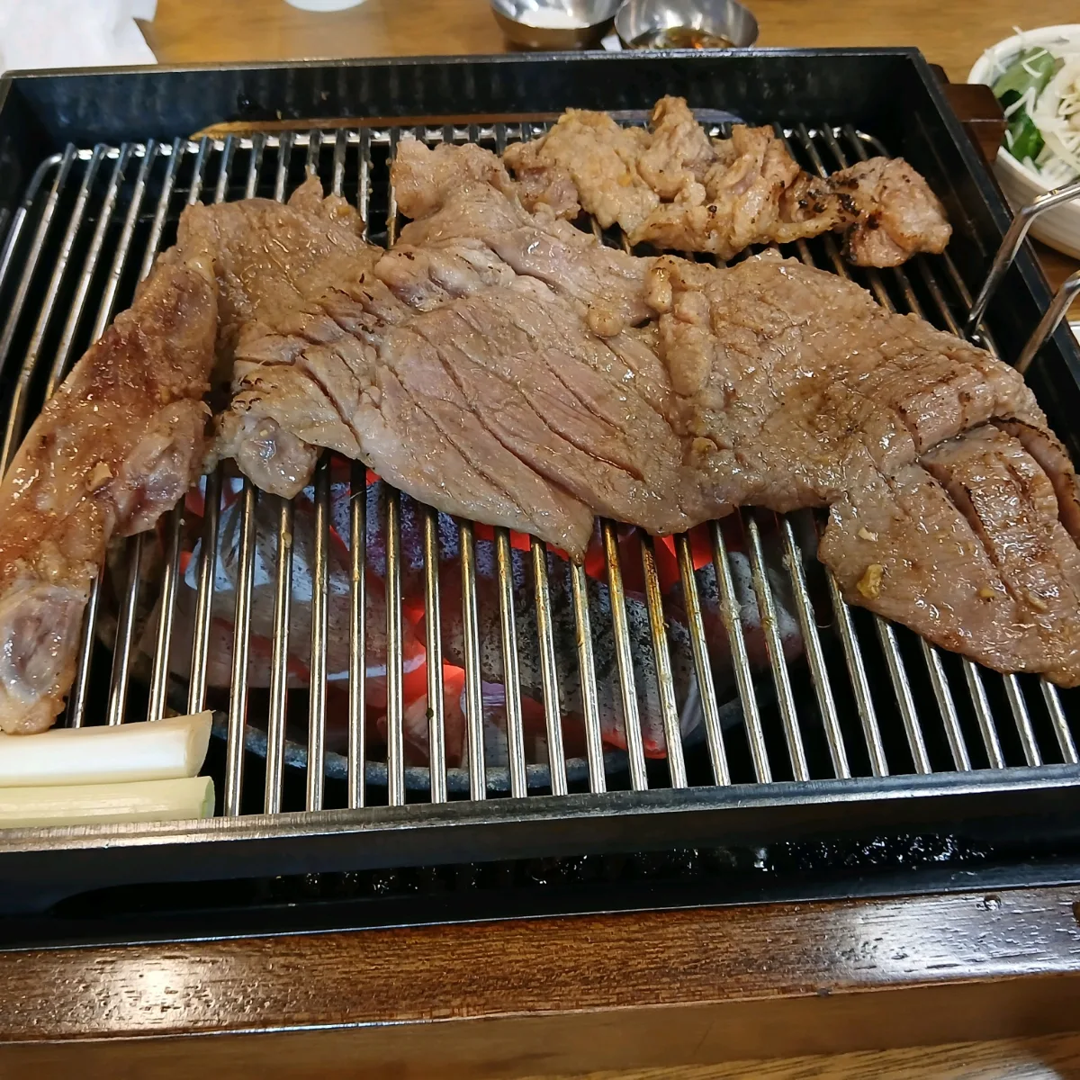炭火の網で焼く豚カルビ