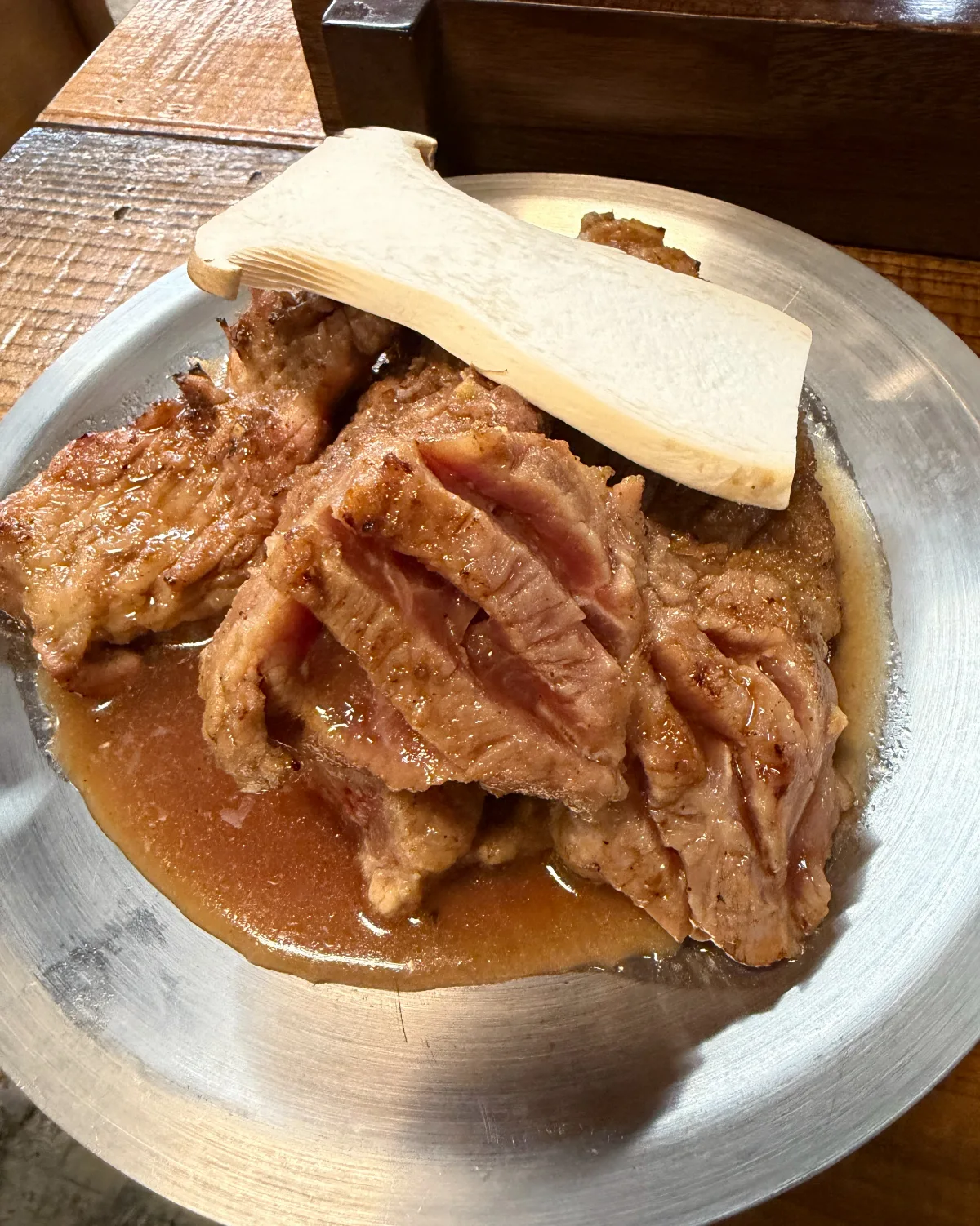 下焼きされて皿で届く味付け豚カルビとエリンギ