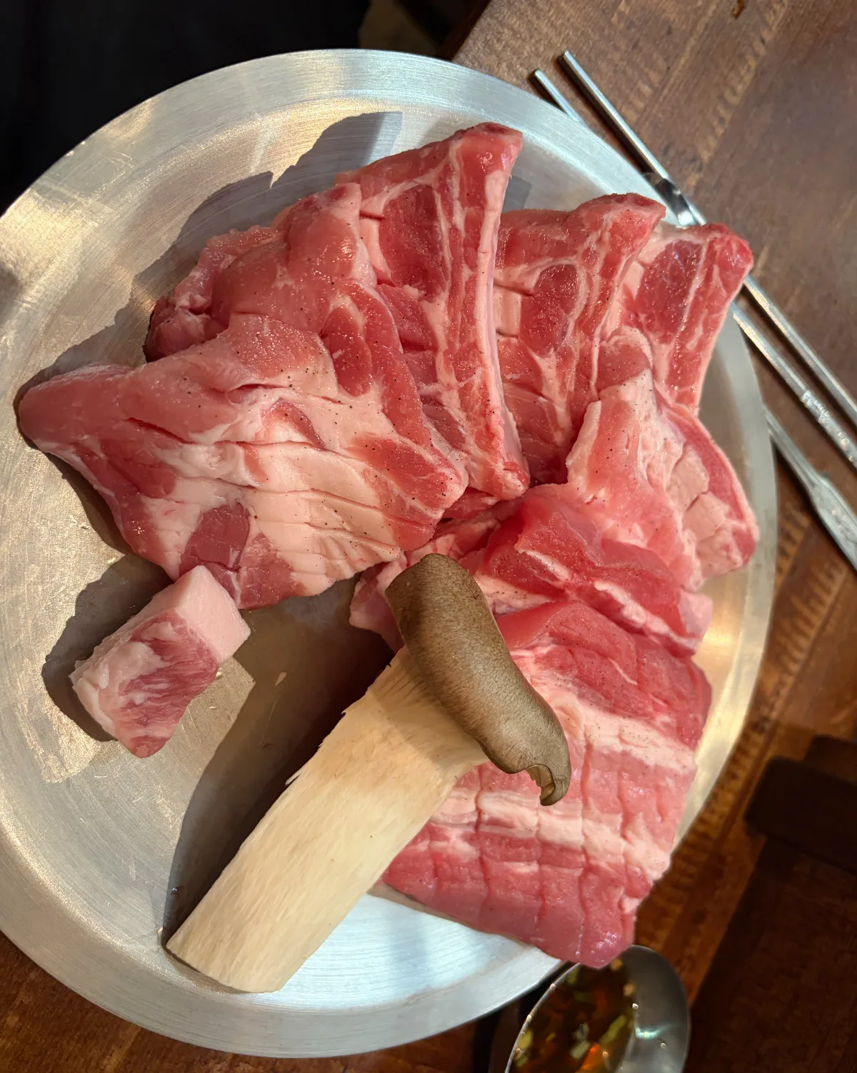 エリンギを添えて出てくる生カルビ