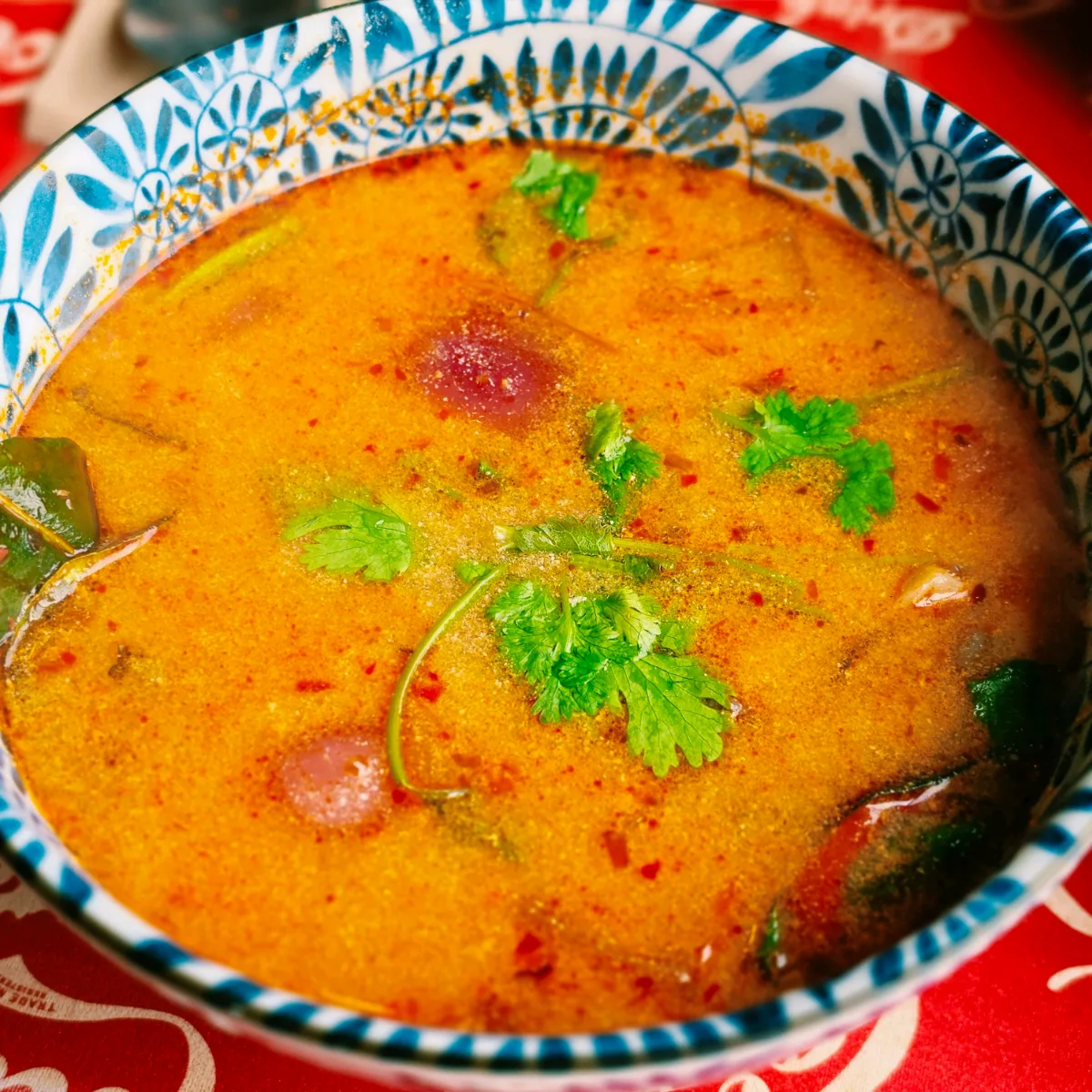 PAD KA PAW — 香草をのせた赤いトムヤムクン
