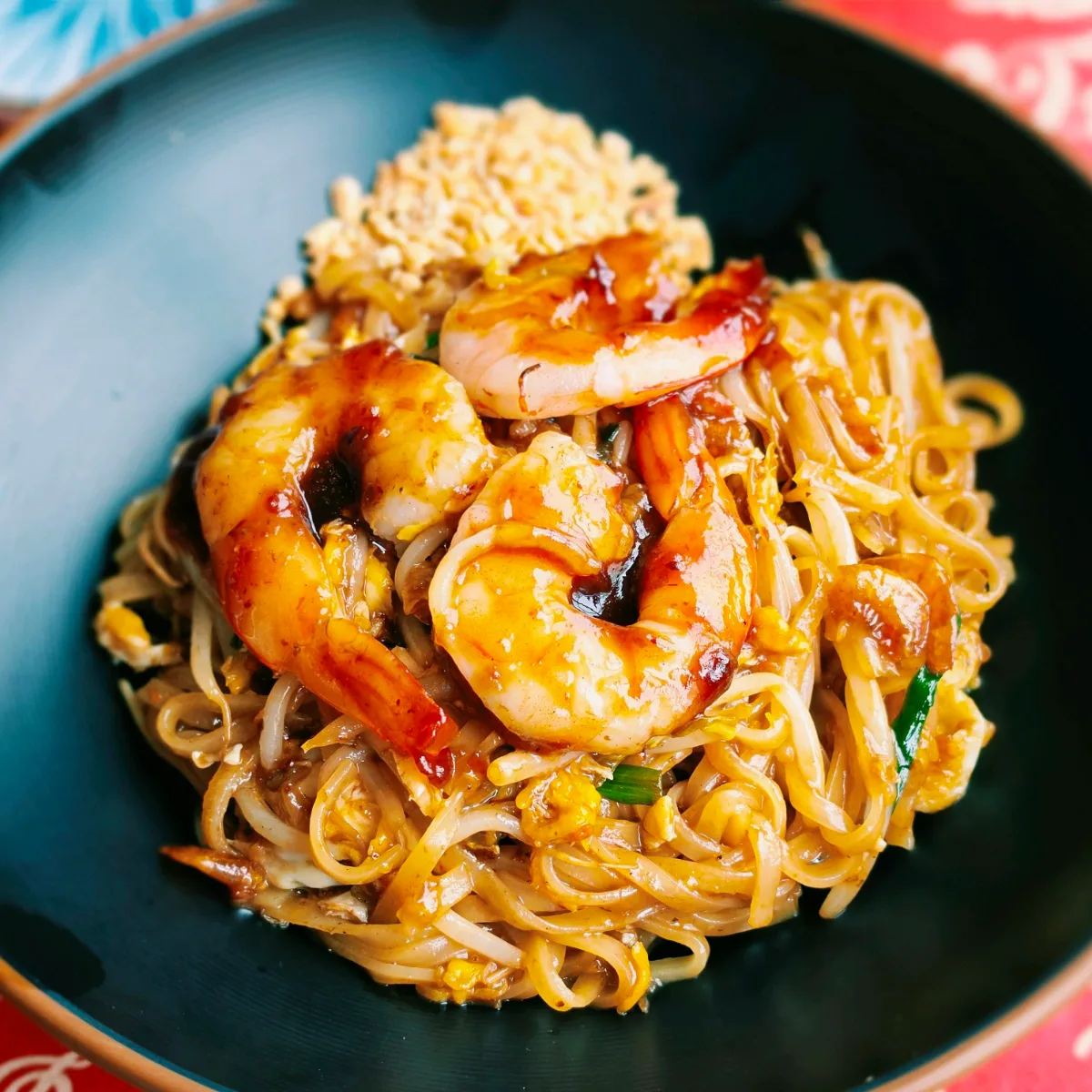 PAD KA PAW — エビと卵をのせた炒め米麺