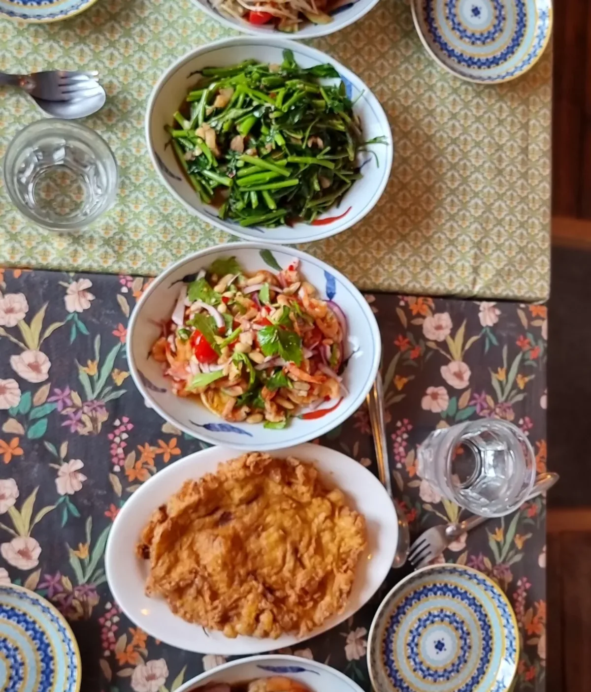 PAD KA PAW — 炒め野菜やサラダが並ぶ食卓