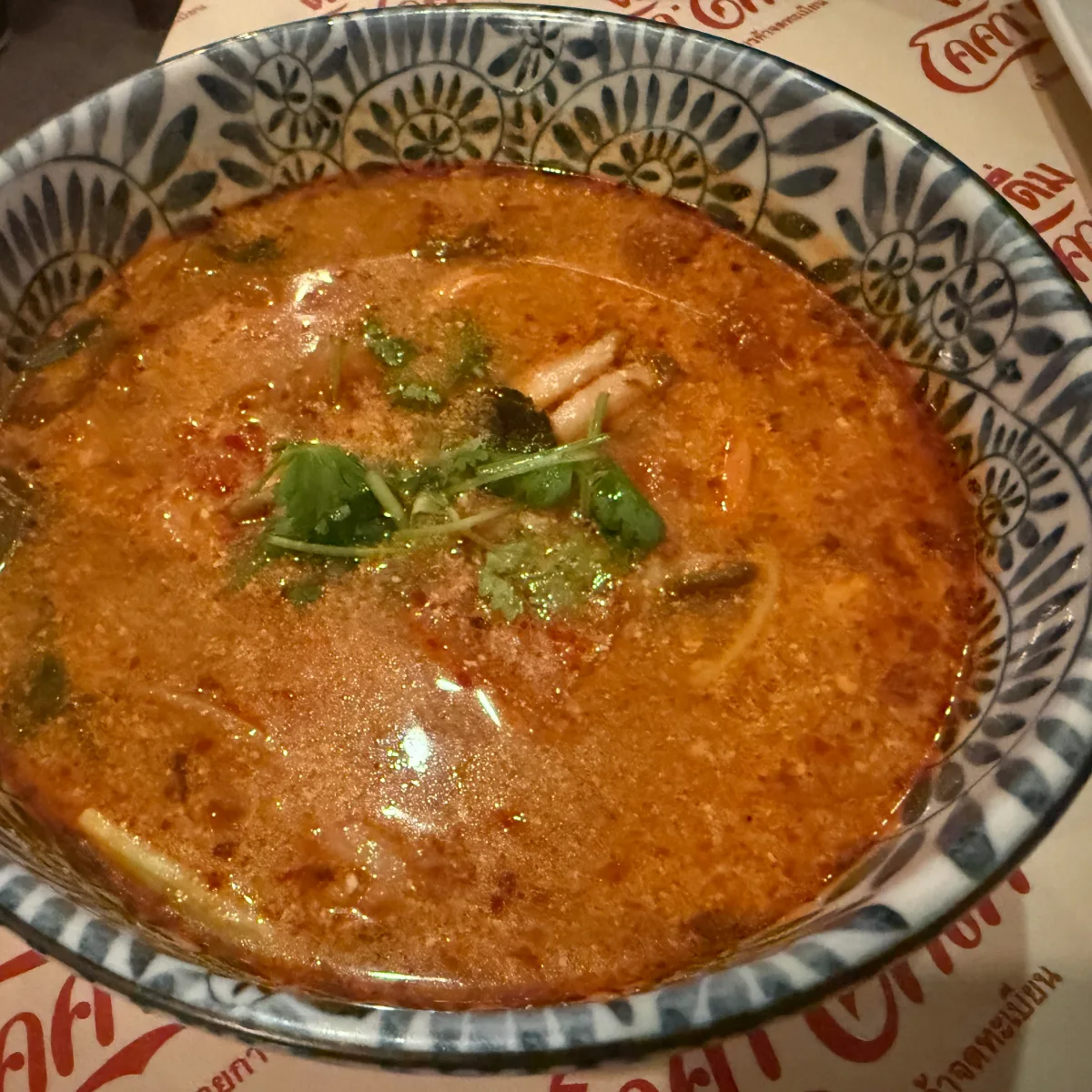 香草を添えた赤いスープ