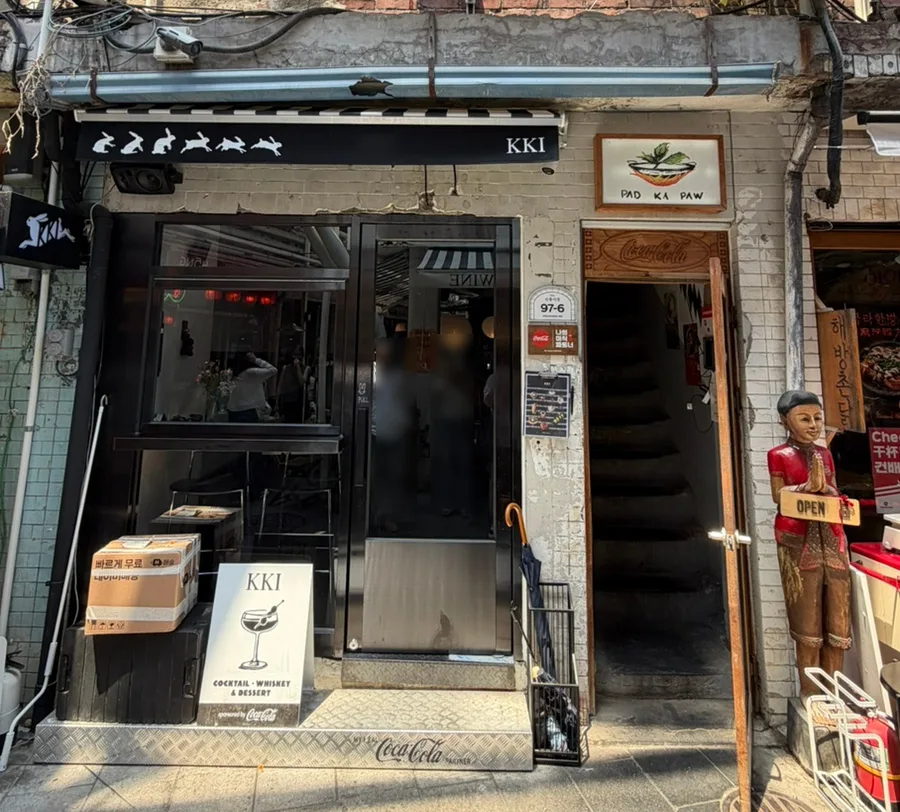 PAD KA PAW — パッカパウの看板と階段入口
