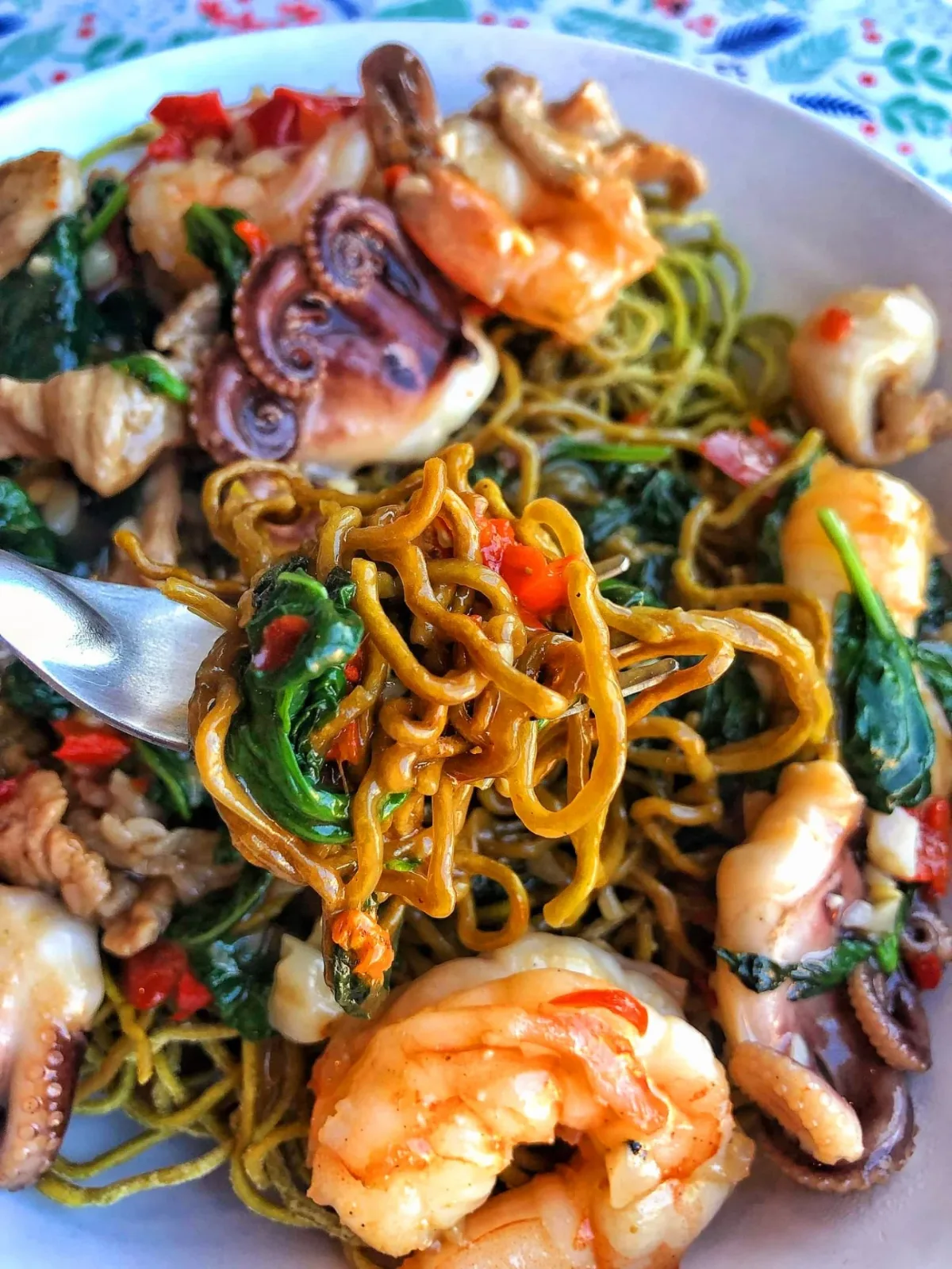 エビとイカが入った炒め麺