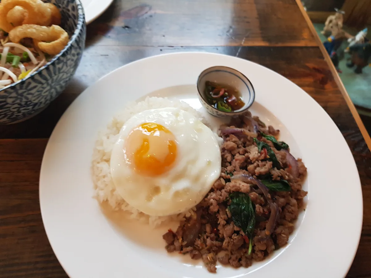 PAD KA PAW — 目玉焼きをのせた豚ひき肉とバジルのご飯