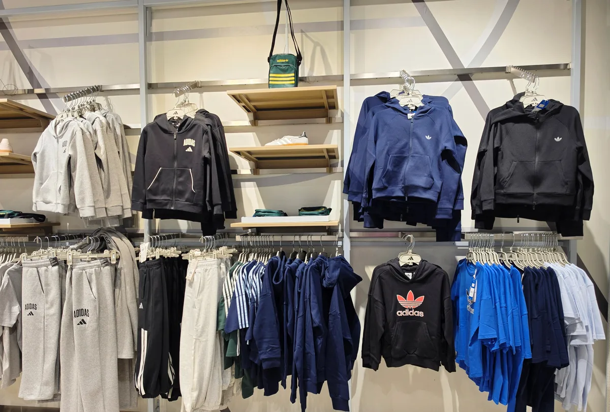 坡州プレミアムアウトレット — アディダスのパーカーとTシャツ