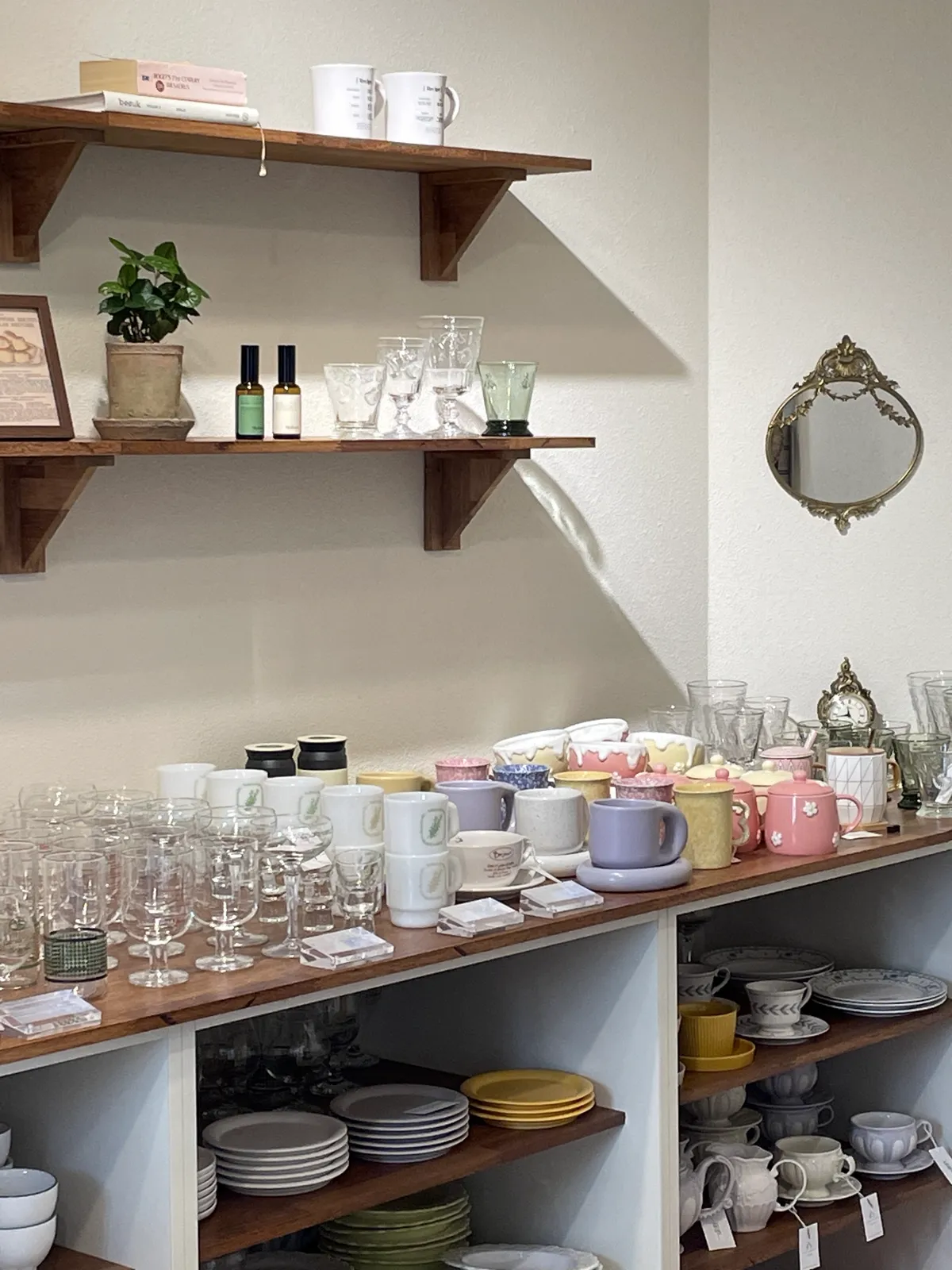 PAPER GARDEN 本店 — 棚に並ぶ食器とグラス