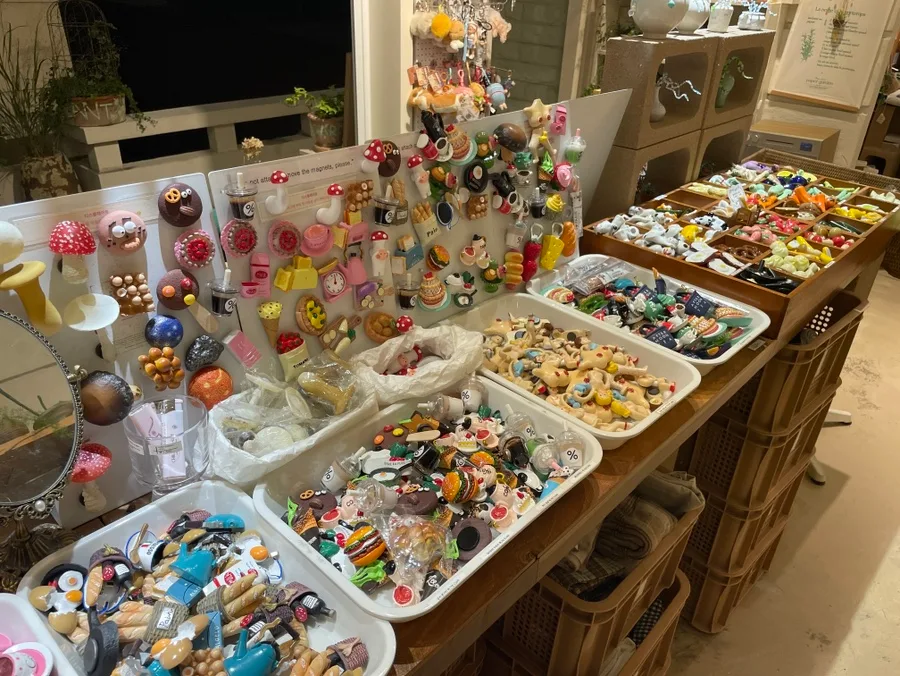 小さなマグネットがぎっしり並ぶテーブル