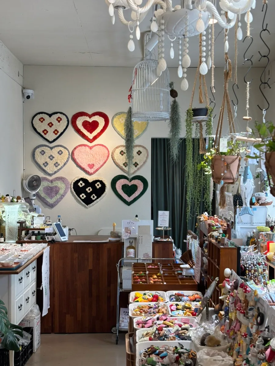 PAPER GARDEN 本店 — 壁に並ぶハート形のラグ