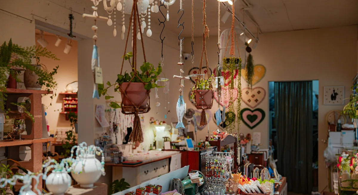 PAPER GARDEN 本店 — 植物と雑貨が並ぶ売り場