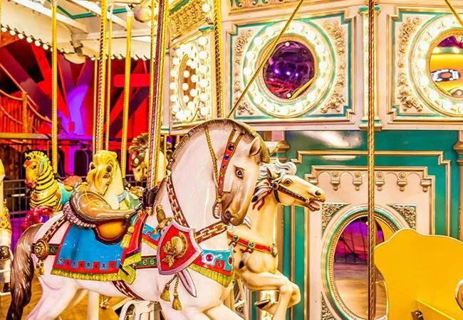 金色の装飾が輝くメリーゴーランド