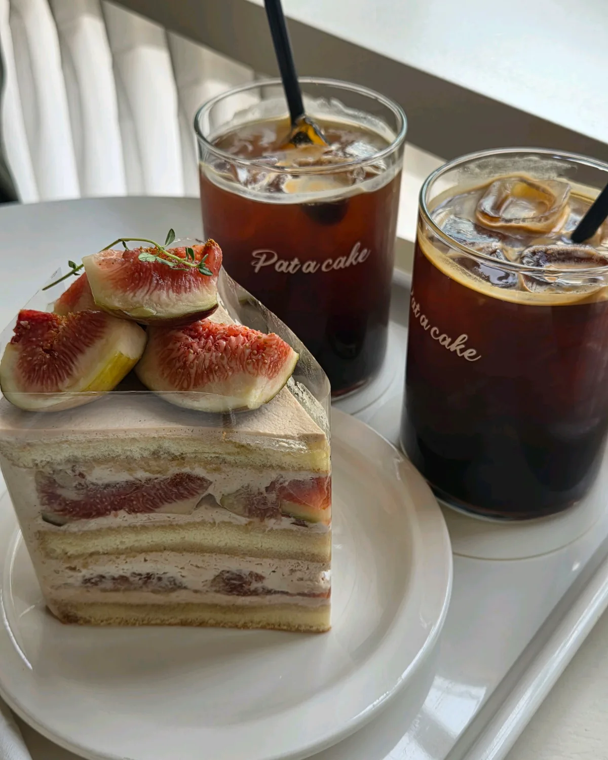 いちじくのケーキと冷たい飲み物