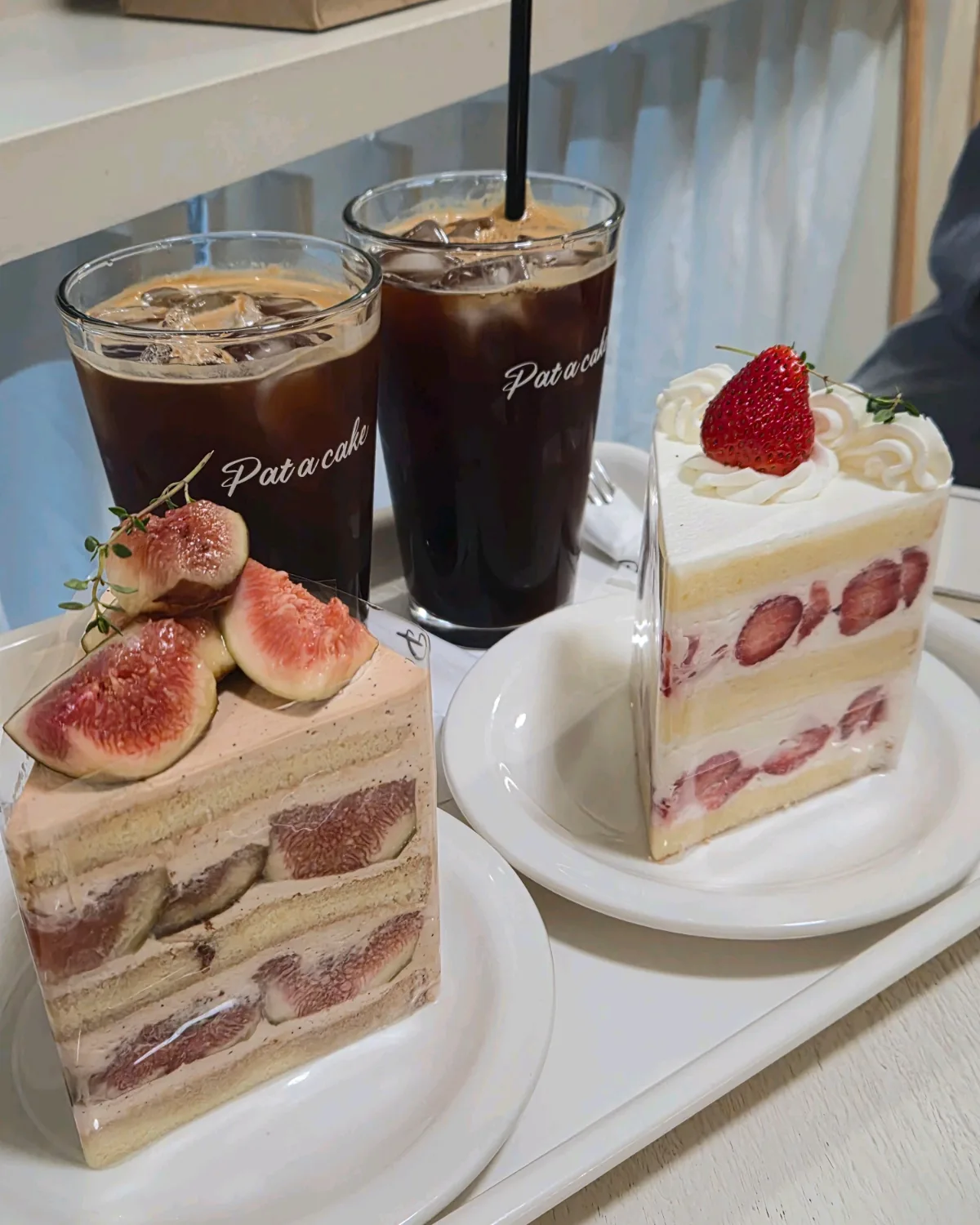 Pat a cake 延南店 — いちじくといちごのカットケーキとアイスコーヒー