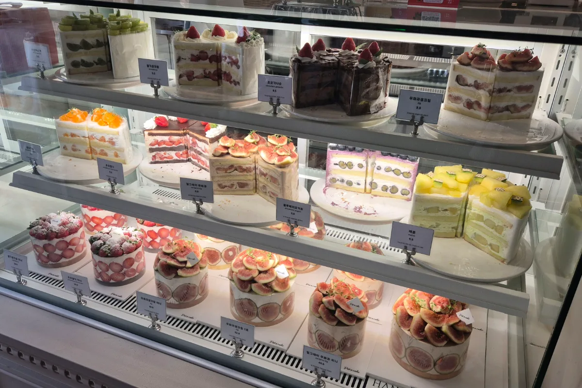 いちじくのケーキが並ぶショーケース