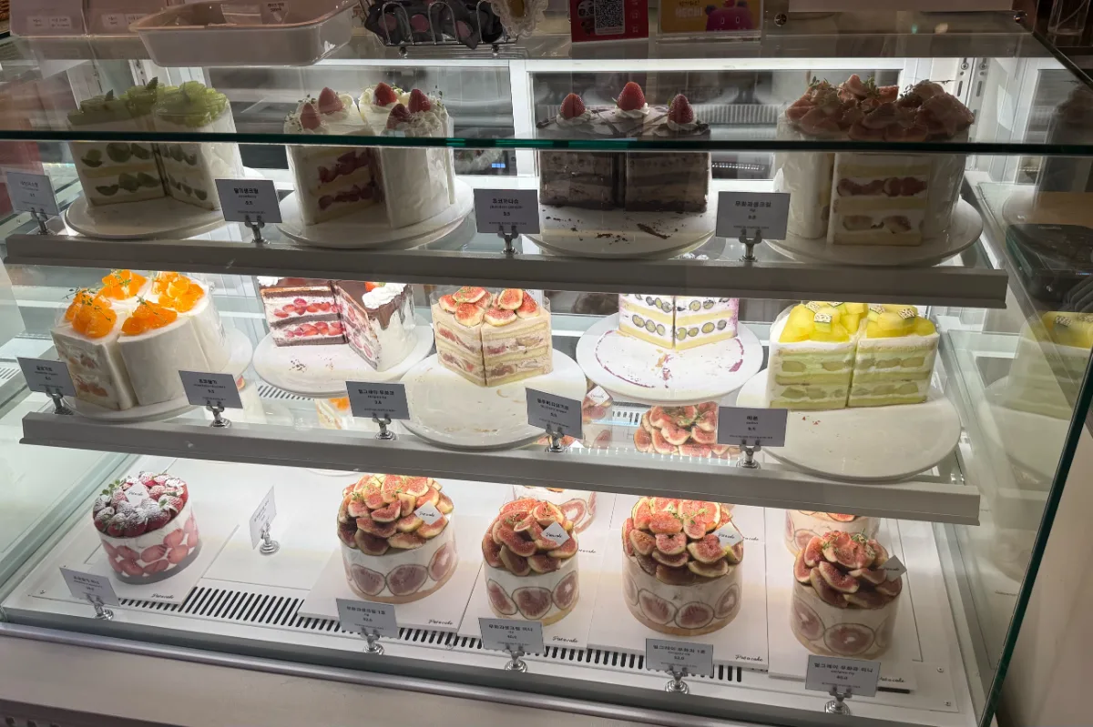 Pat a cake 延南店 — いろいろな果物のケーキが並ぶショーケース