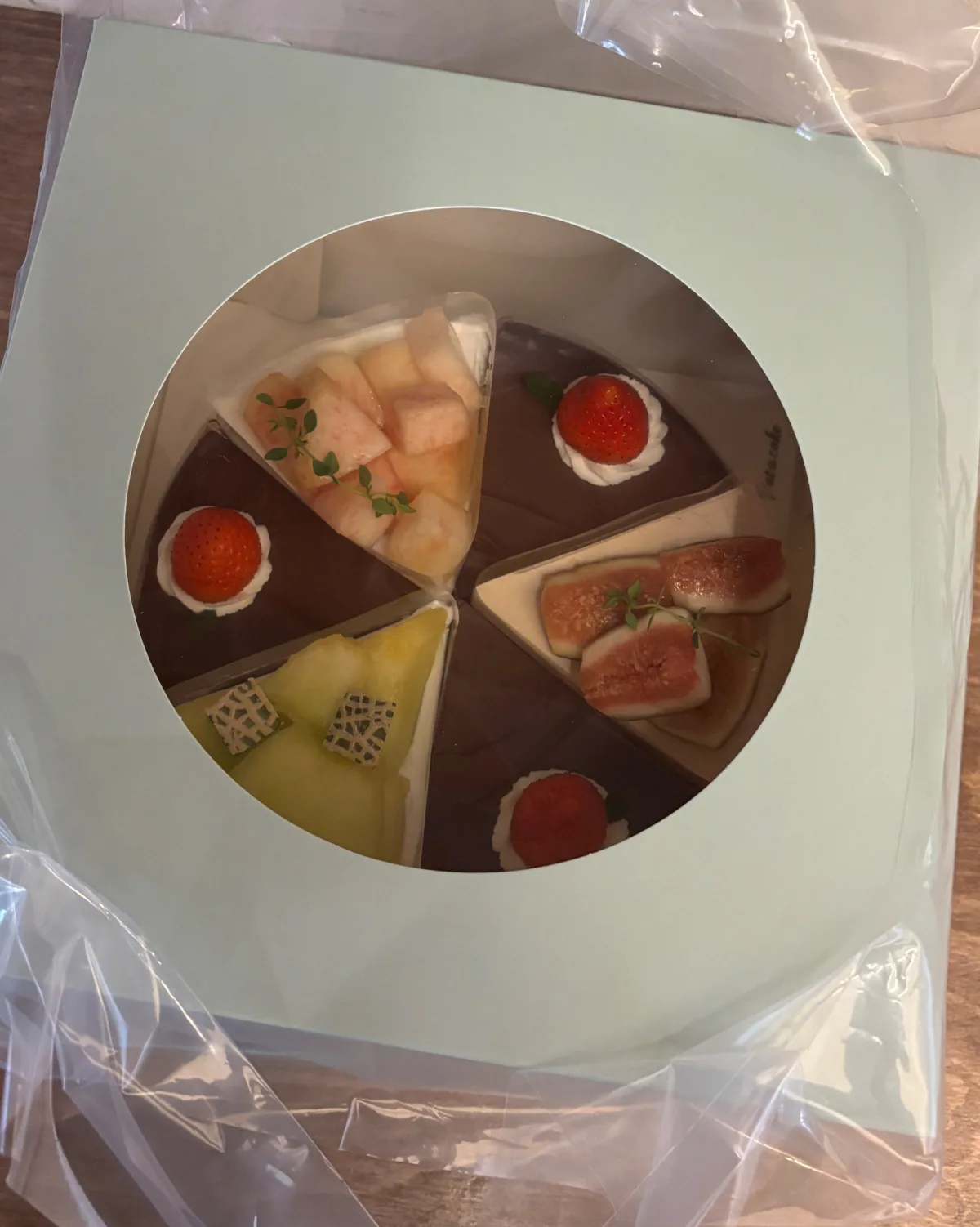 6種類のカットケーキを詰めたホールケーキ