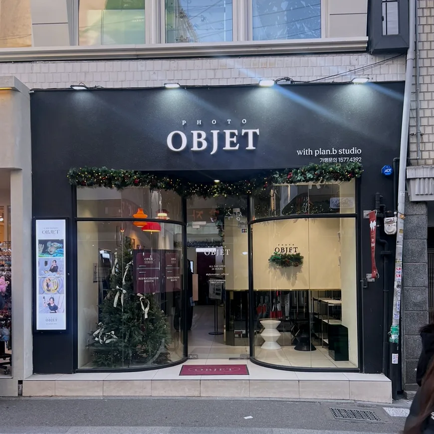 PHOTO OBJET 聖水店 — OBJETの看板とガラス張りの入口