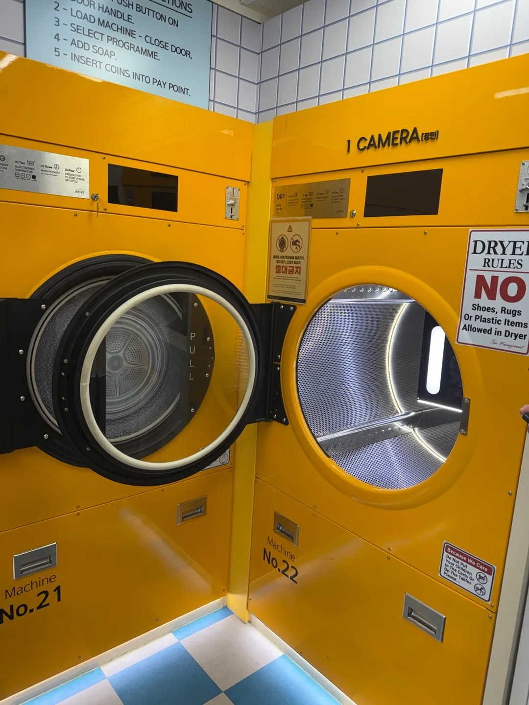 PHOTO OBJET 聖水店 — 黄色い洗濯機のランドリーブース